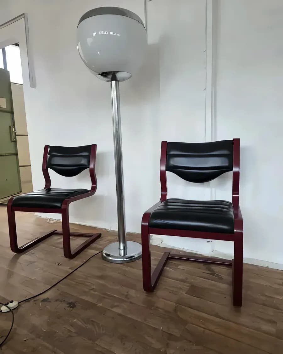 Комплект винтажных стульев на консольном каркасе из Италии