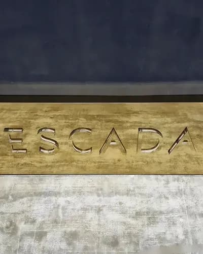 Винтажная интерьерная вывеска Escada, Мюнхен — 01.webp (enhanced)
