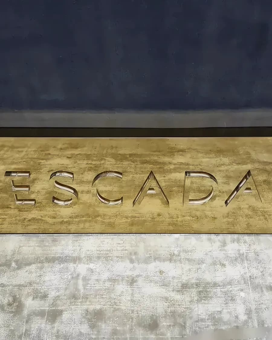 Интерьерная вывеска Escada из бутика в Мюнхене