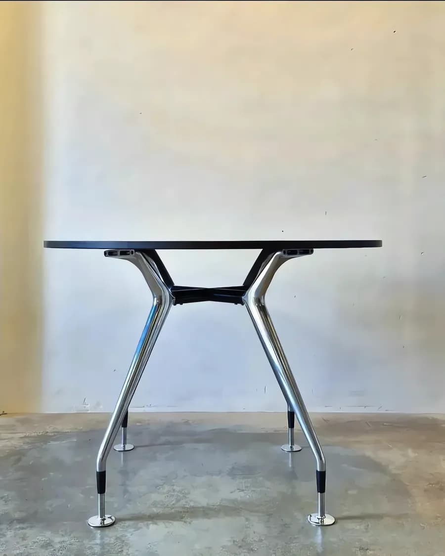 Круглый стол Vitra MedaMorph с оригинальным основанием авторства Альберто Меды